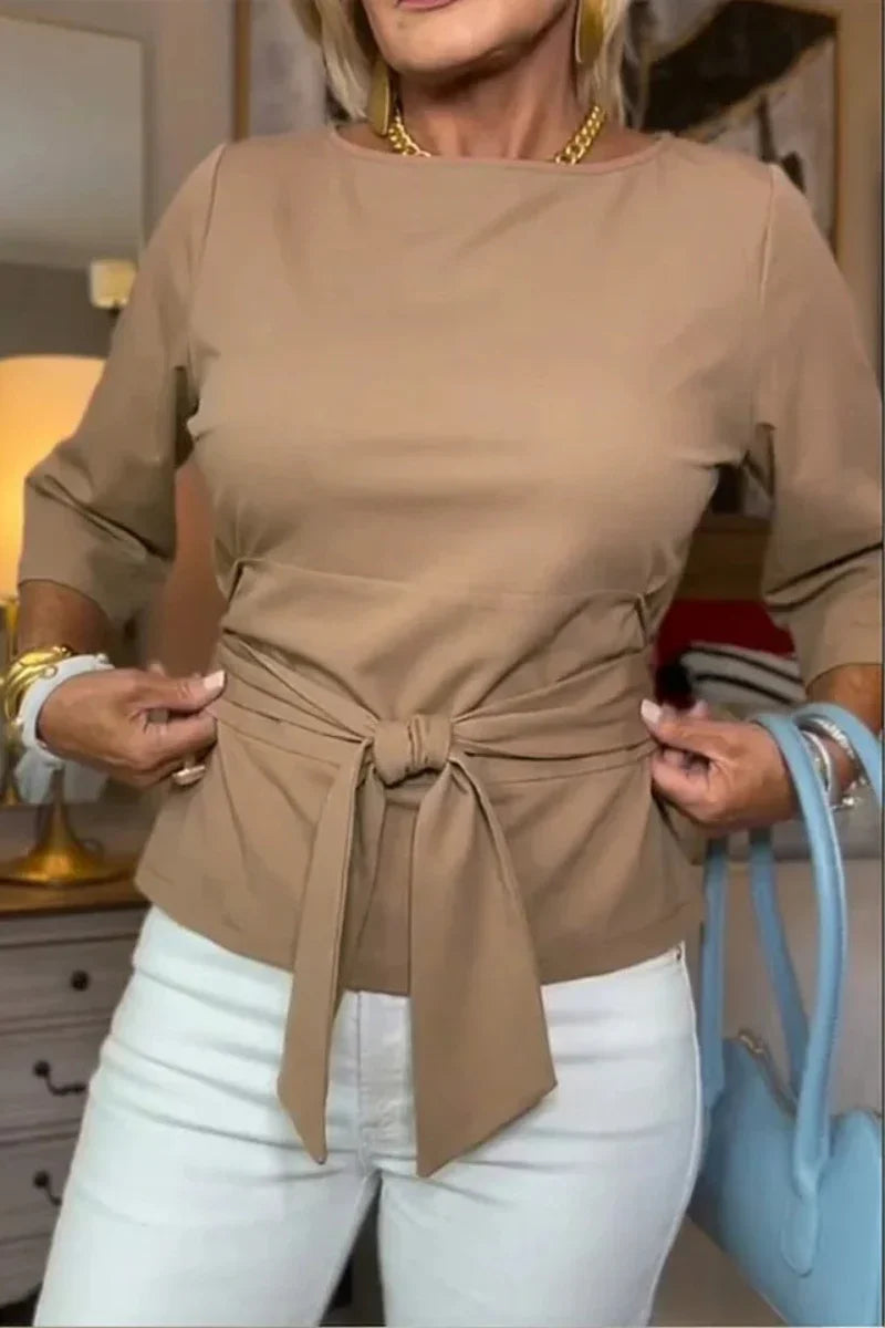 Mujer con Lazo en la Cintura Estilo Elegante