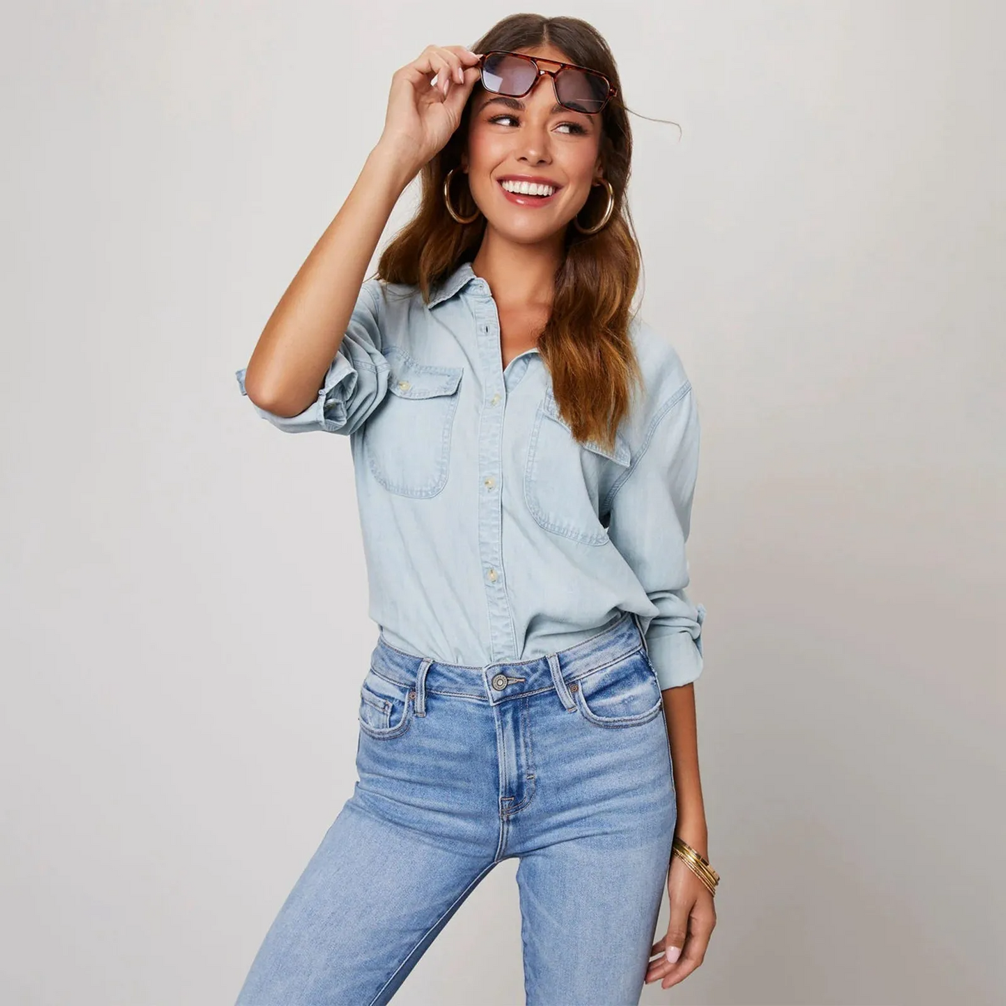 Camisa mujer con bolsillos funcionales y cierre de botones