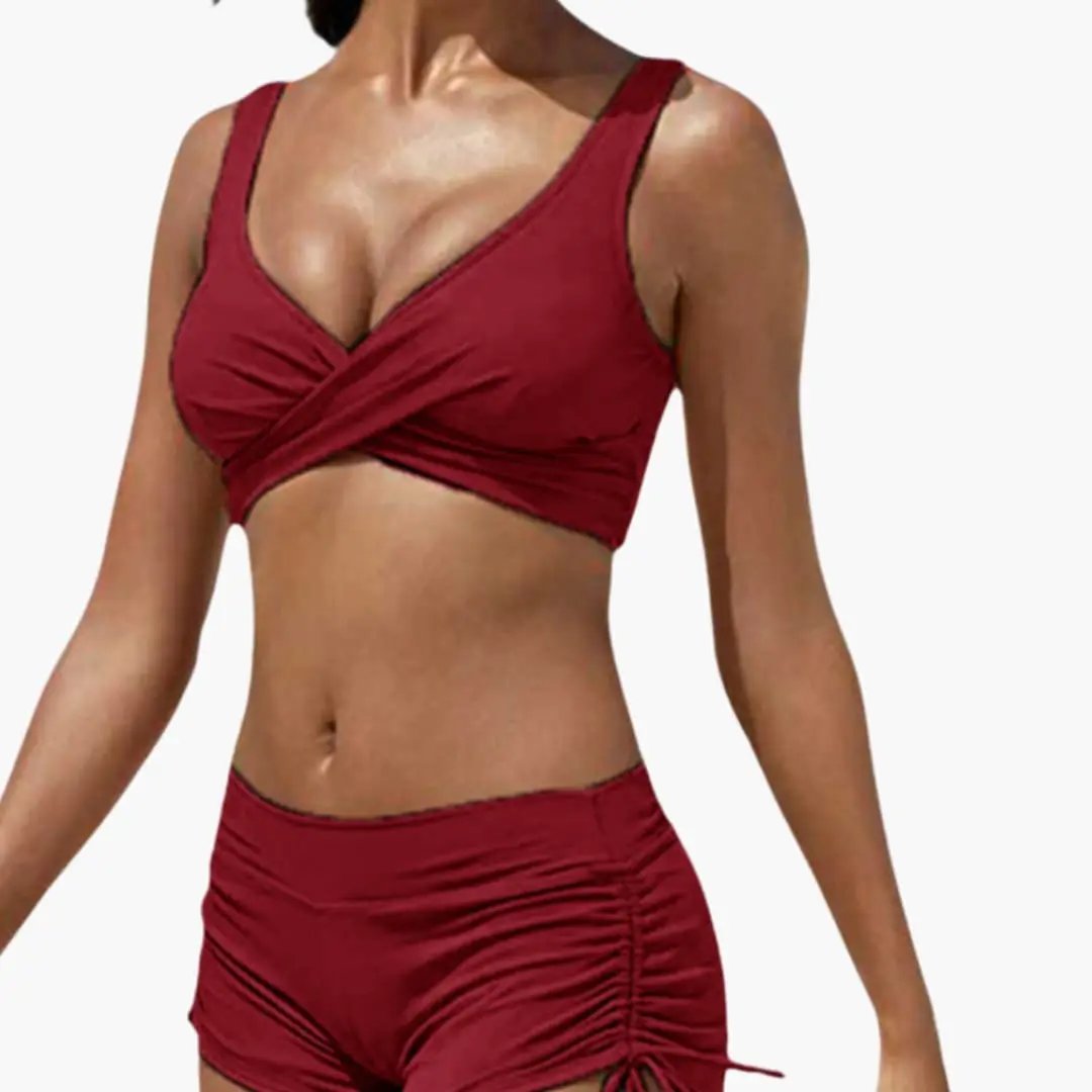 Conjunto bikini mujer con diseño cruzado y shorts ajustados
