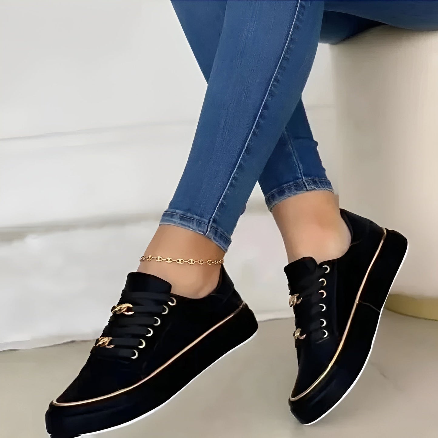 Zapatillas ortopédicas mujer con cordones y detalles decorativos