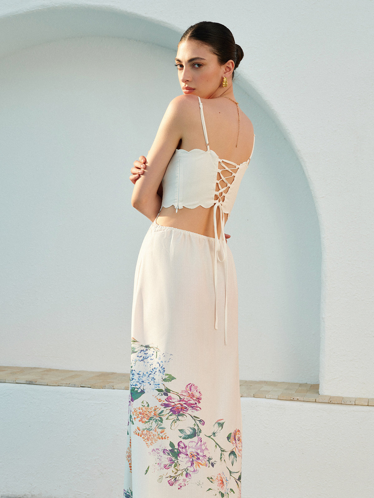 Vestido maxi mujer de tela ligera con aberturas y bajo ondulado