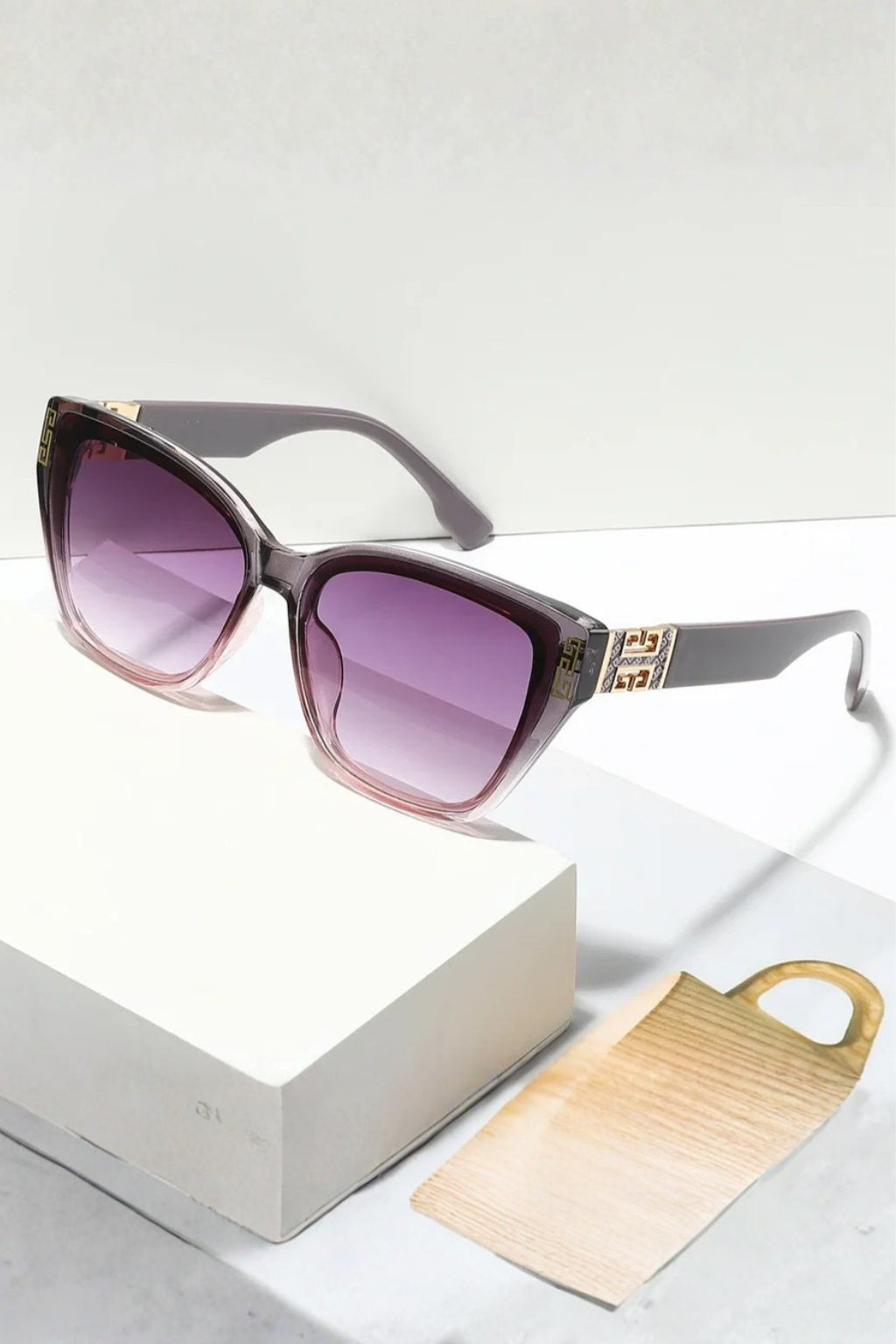 Gafas de Sol Mujer Estilo Gato Detalle Metálico Lente Degradada