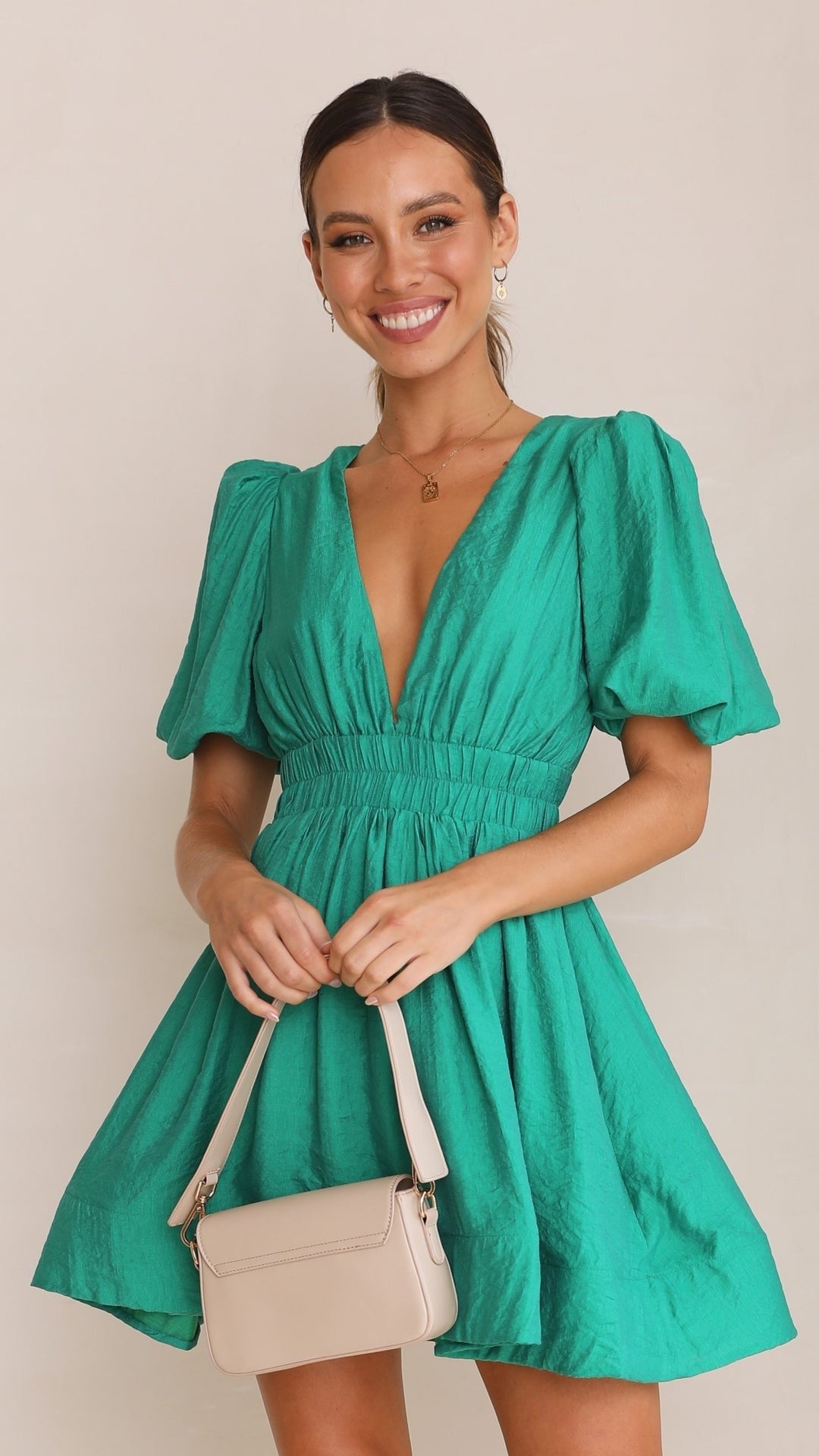 Vestido mini mujer de primavera con mangas abullonadas