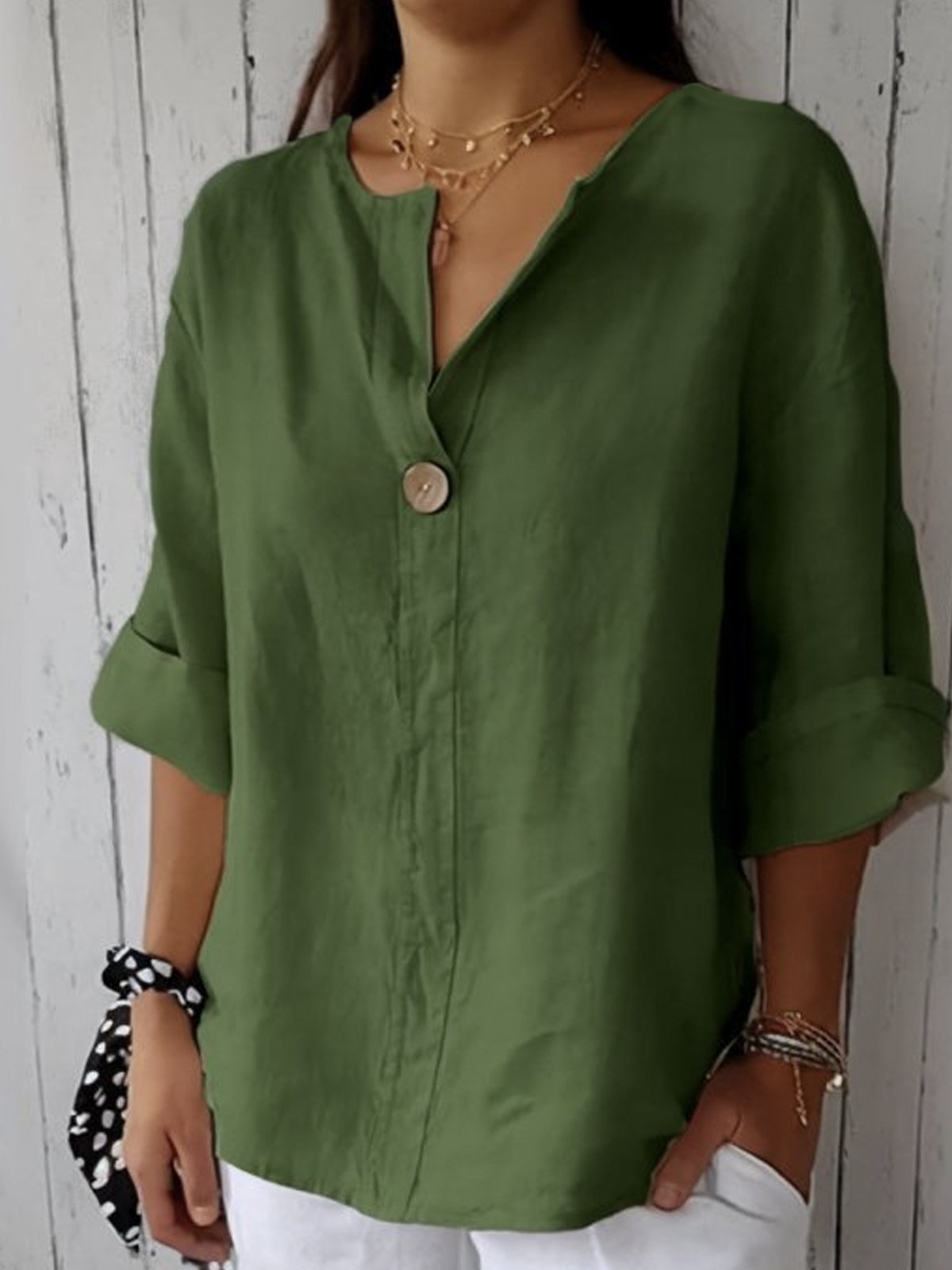 Blusa mujer de tela ligera corte relajado escote en V botones