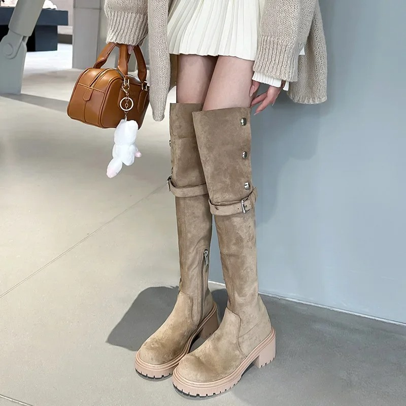 Botas Altas Mujer de Terciopelo con Botones Decorativos - Mavetta