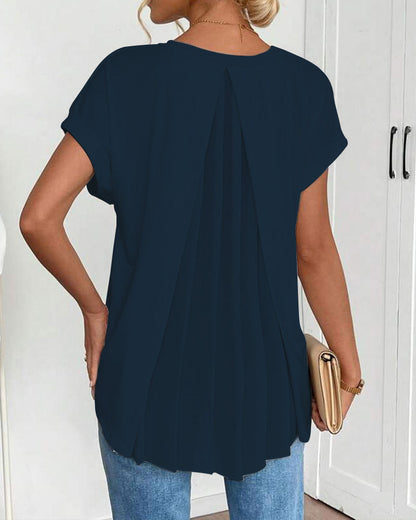 Mujer con Escote en V y Mangas Dobles Estilo Casual