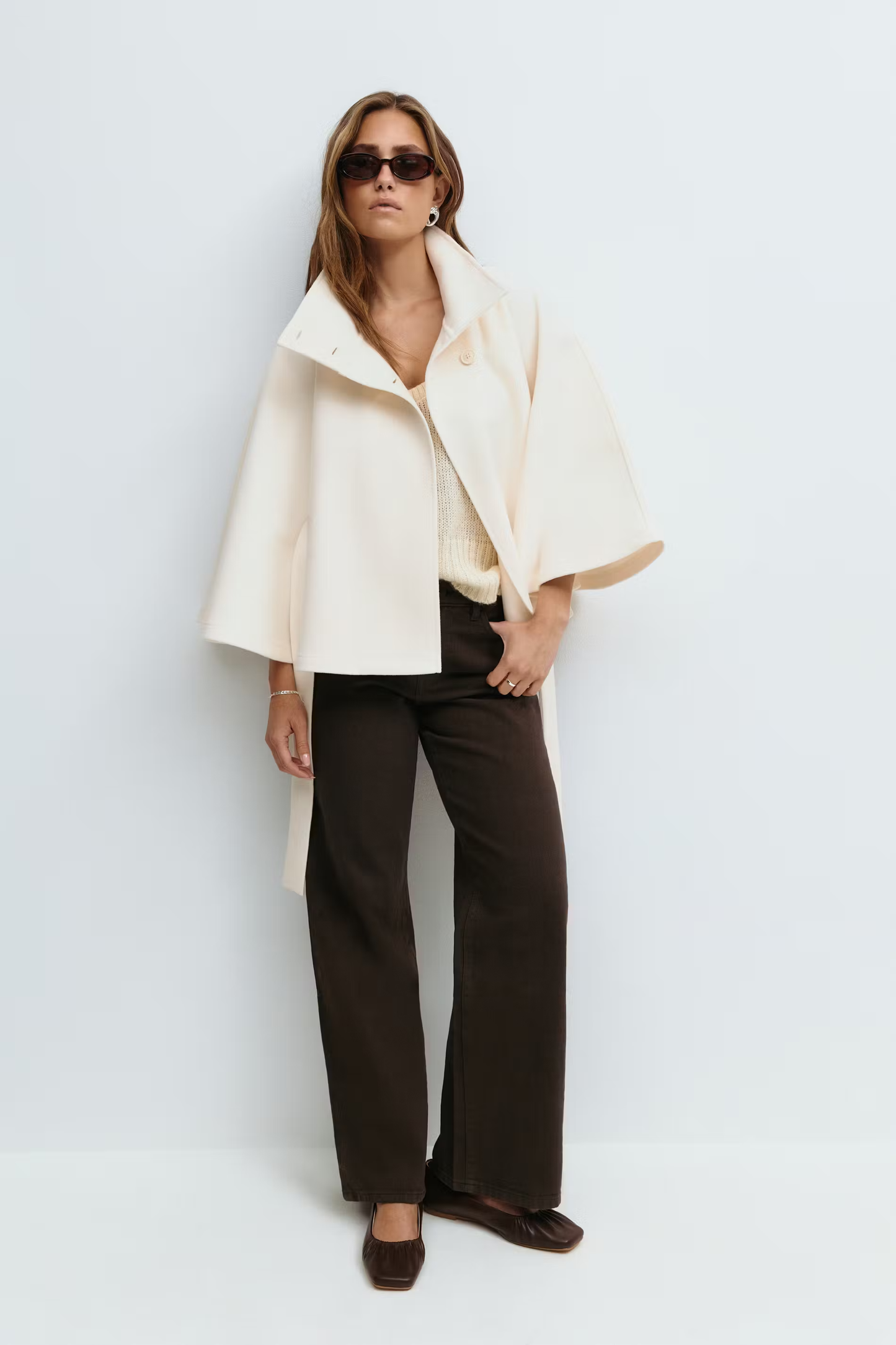 Chaqueta capa mujer con cuello alto y cinturón ajustable