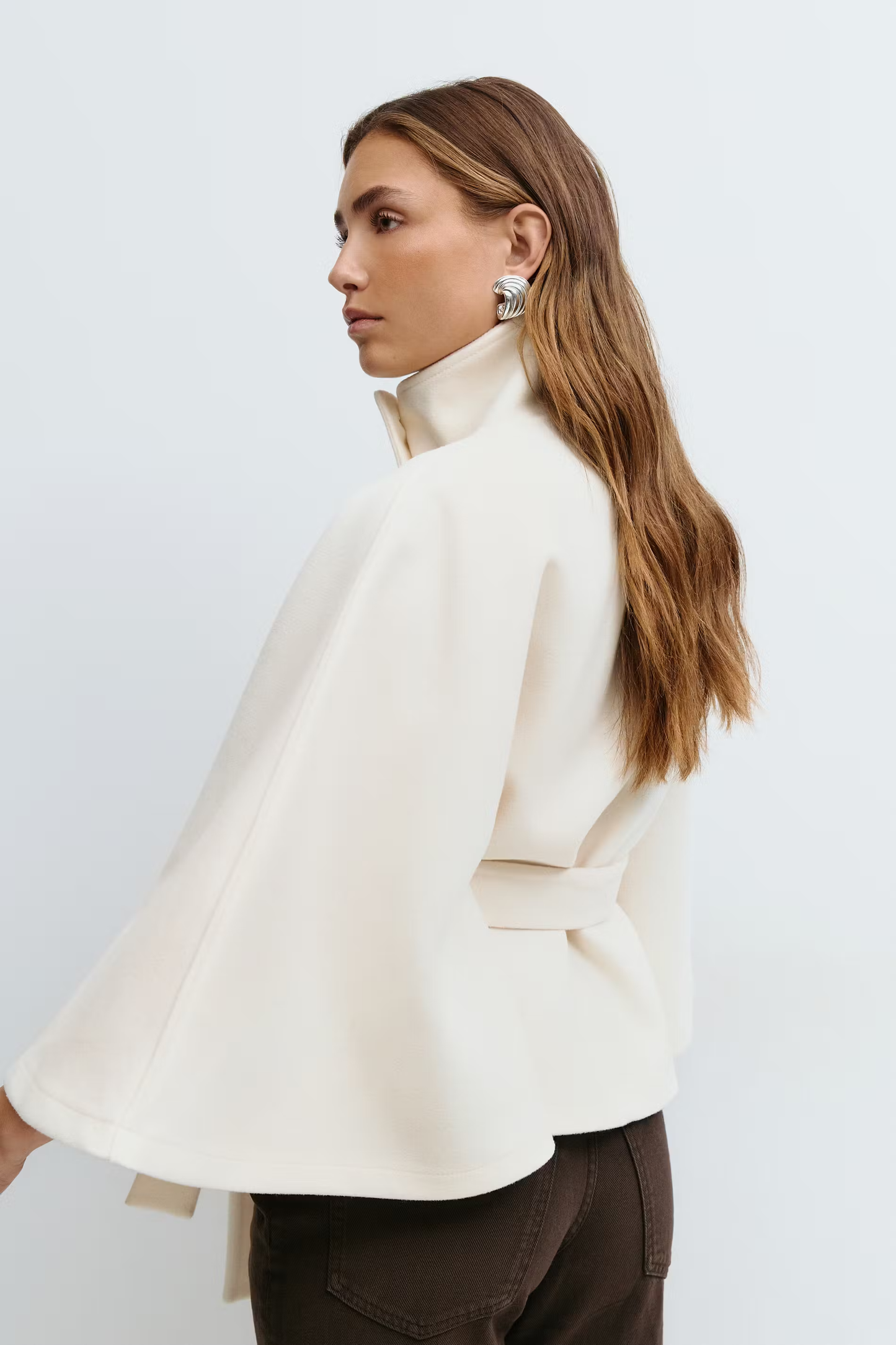 Chaqueta capa mujer con cuello alto y cinturón ajustable