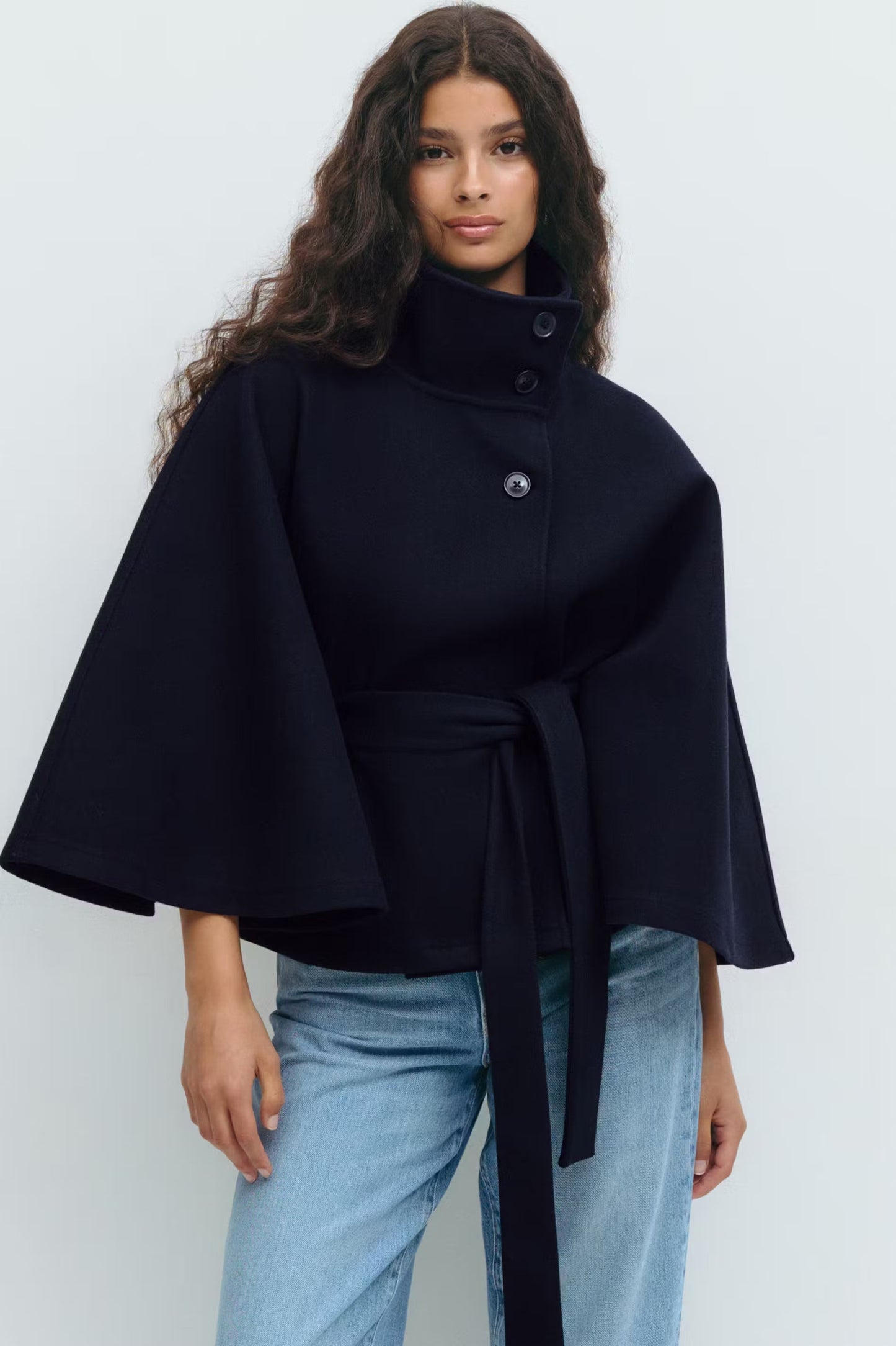 Chaqueta capa mujer con cuello alto y cinturón ajustable