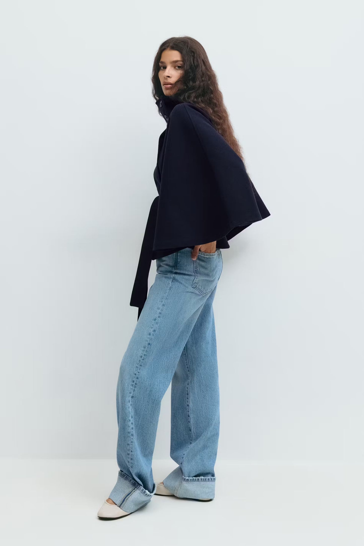 Chaqueta capa mujer con cuello alto y cinturón ajustable