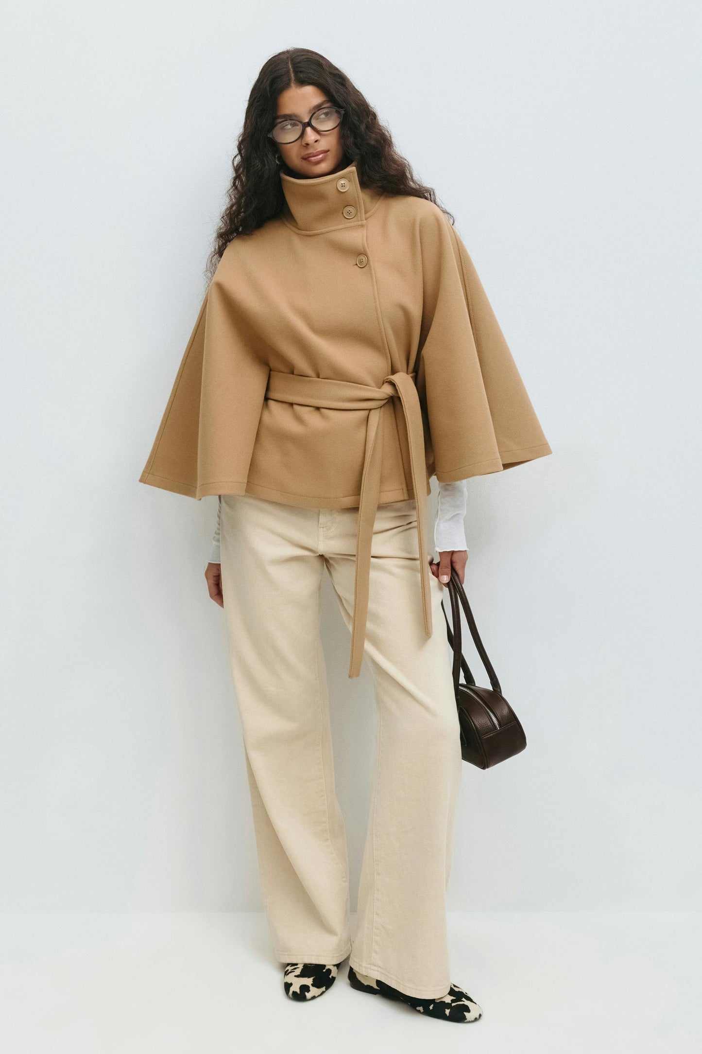 Chaqueta Mujer Capa Fluida Cuello Alto Cintura Marcada