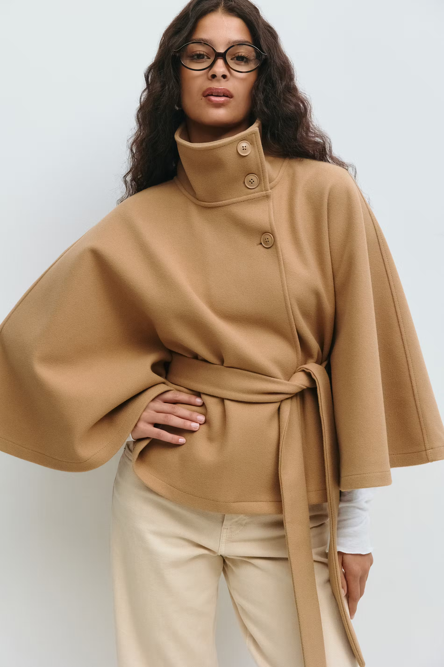 Chaqueta capa mujer con cuello alto y cinturón ajustable