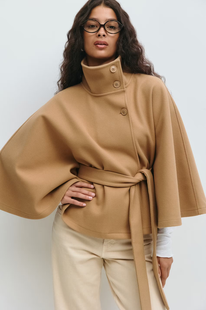 Chaqueta capa mujer con cuello alto y cinturón ajustable