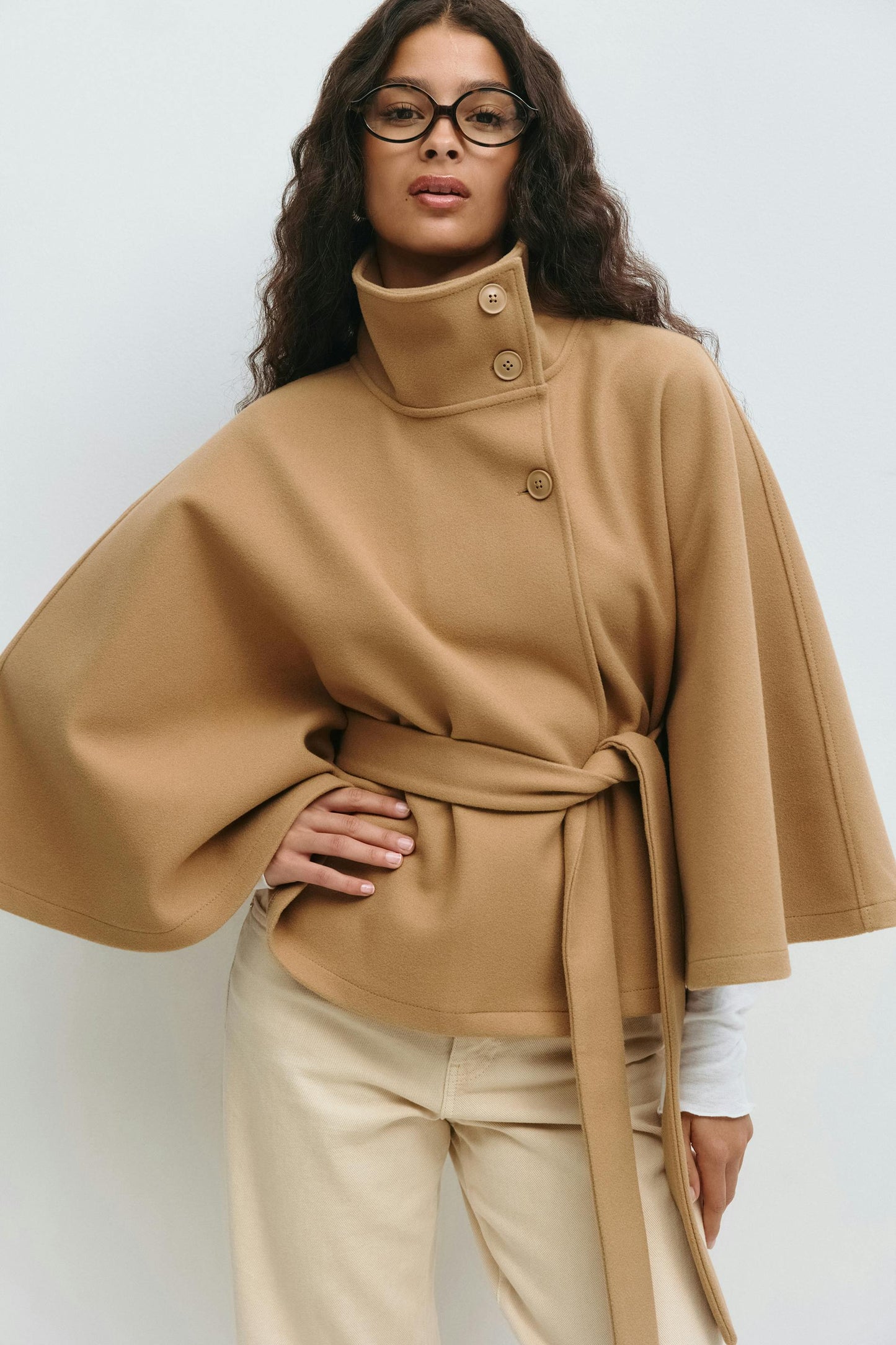 Chaqueta Mujer Capa Fluida Cuello Alto Cintura Marcada