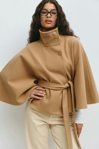 Chaqueta Mujer Capa Fluida Cuello Alto Cintura Marcada
