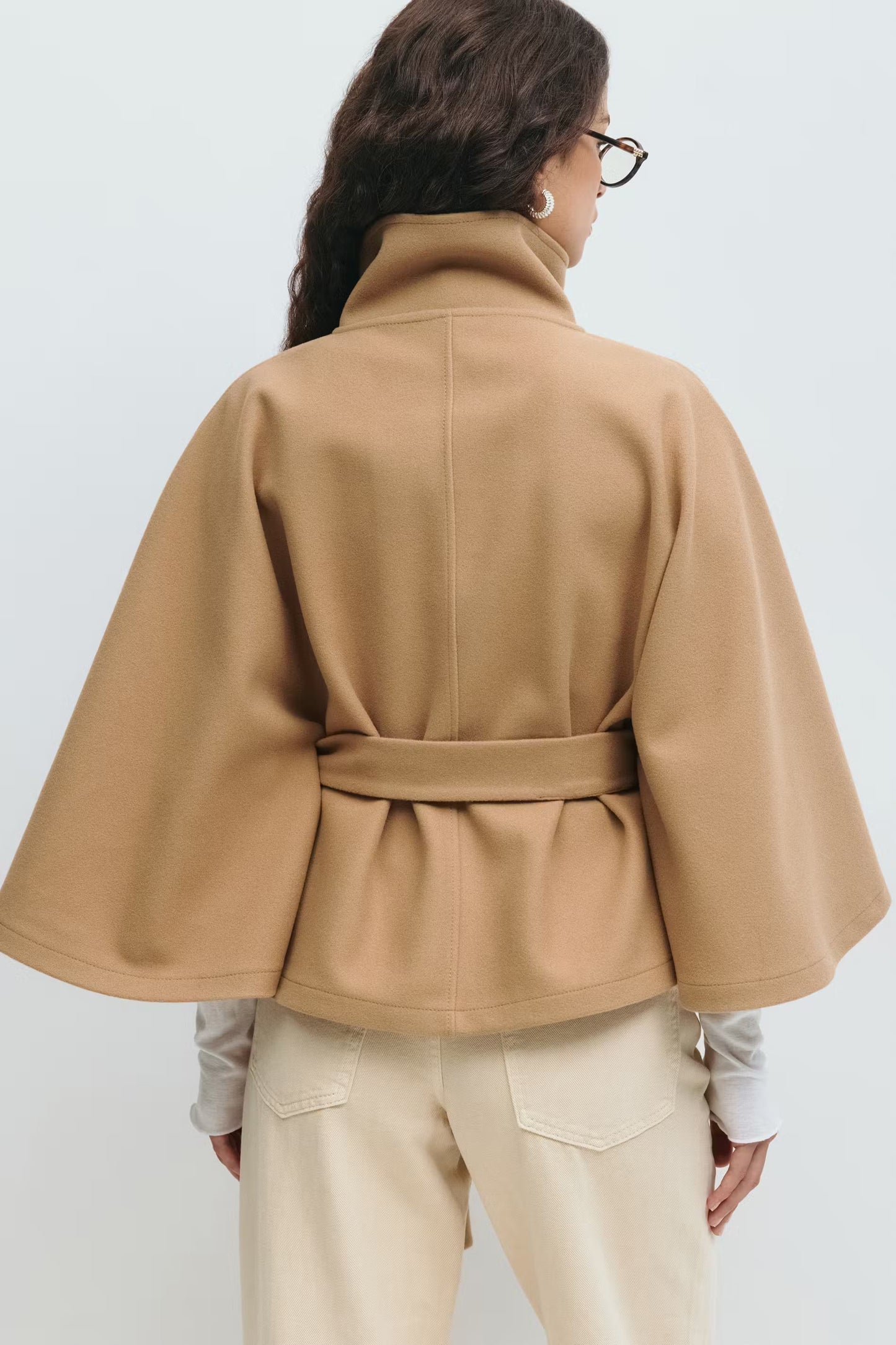 Chaqueta capa mujer con cuello alto y cinturón ajustable