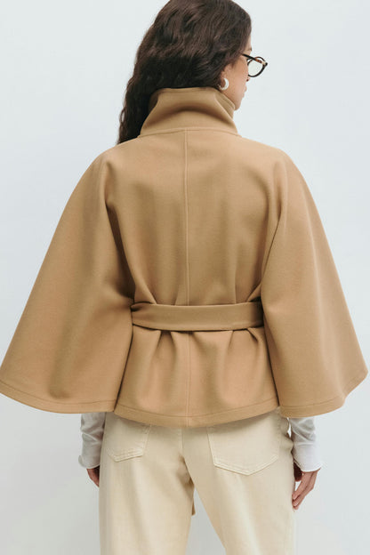 Chaqueta Mujer Capa Fluida Cuello Alto Cintura Marcada