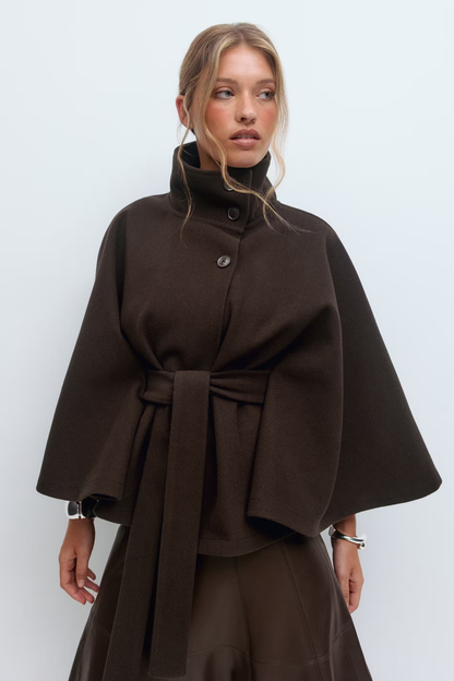 Chaqueta capa mujer con cuello alto y cinturón ajustable