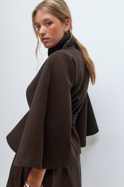 Chaqueta capa mujer con cuello alto y cinturón ajustable