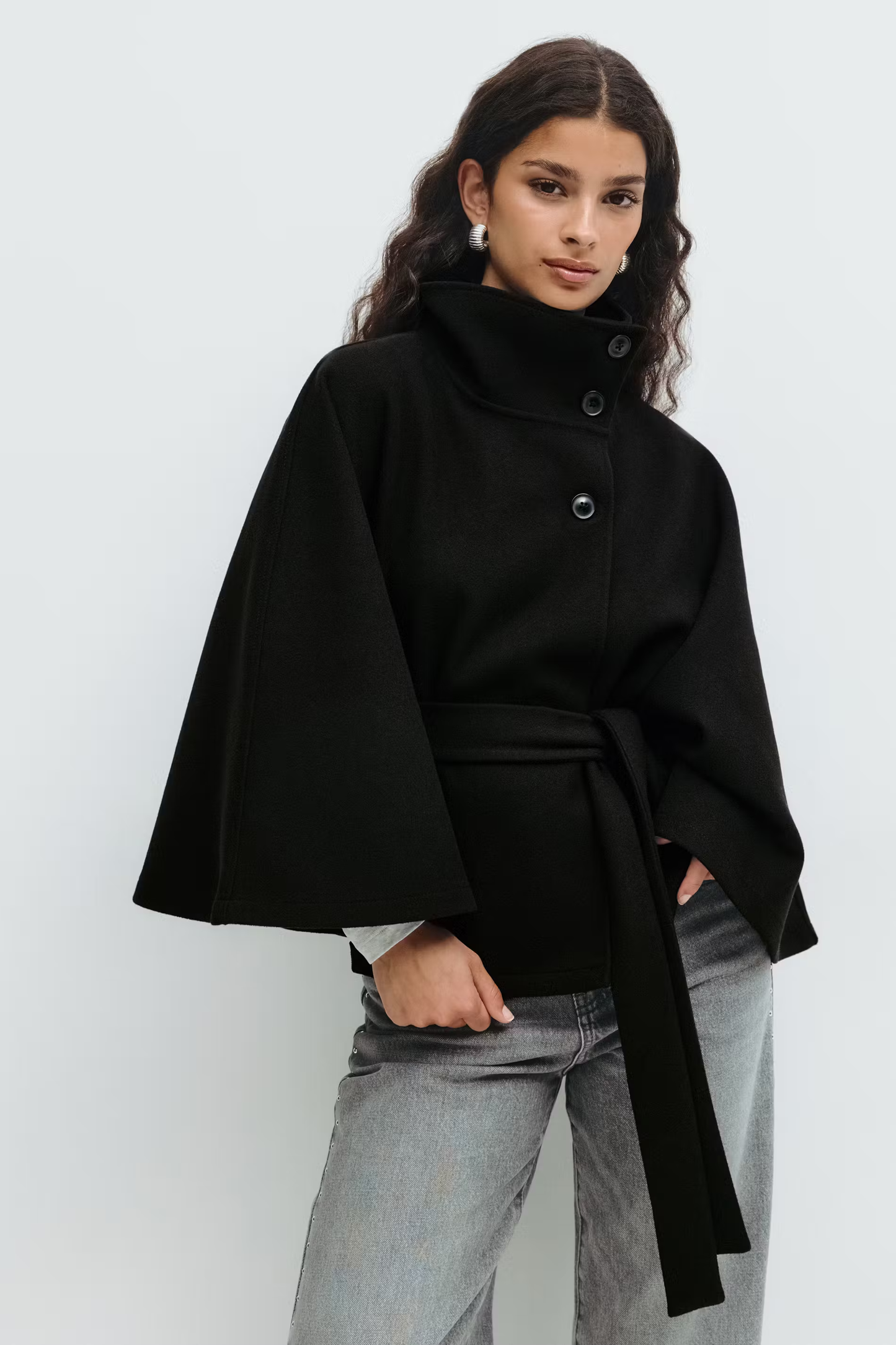 Chaqueta capa mujer con cuello alto y cinturón ajustable