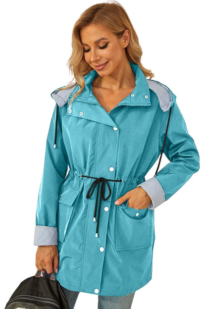 Chaqueta ligera mujer con capucha y cordón ajustable