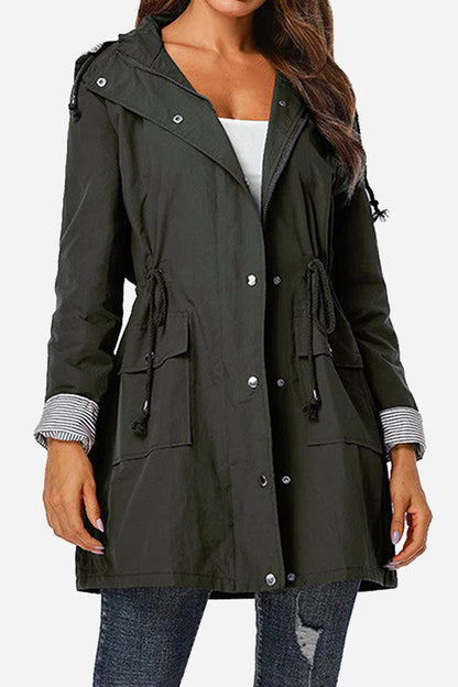 Chaqueta ligera mujer con capucha y cordón ajustable