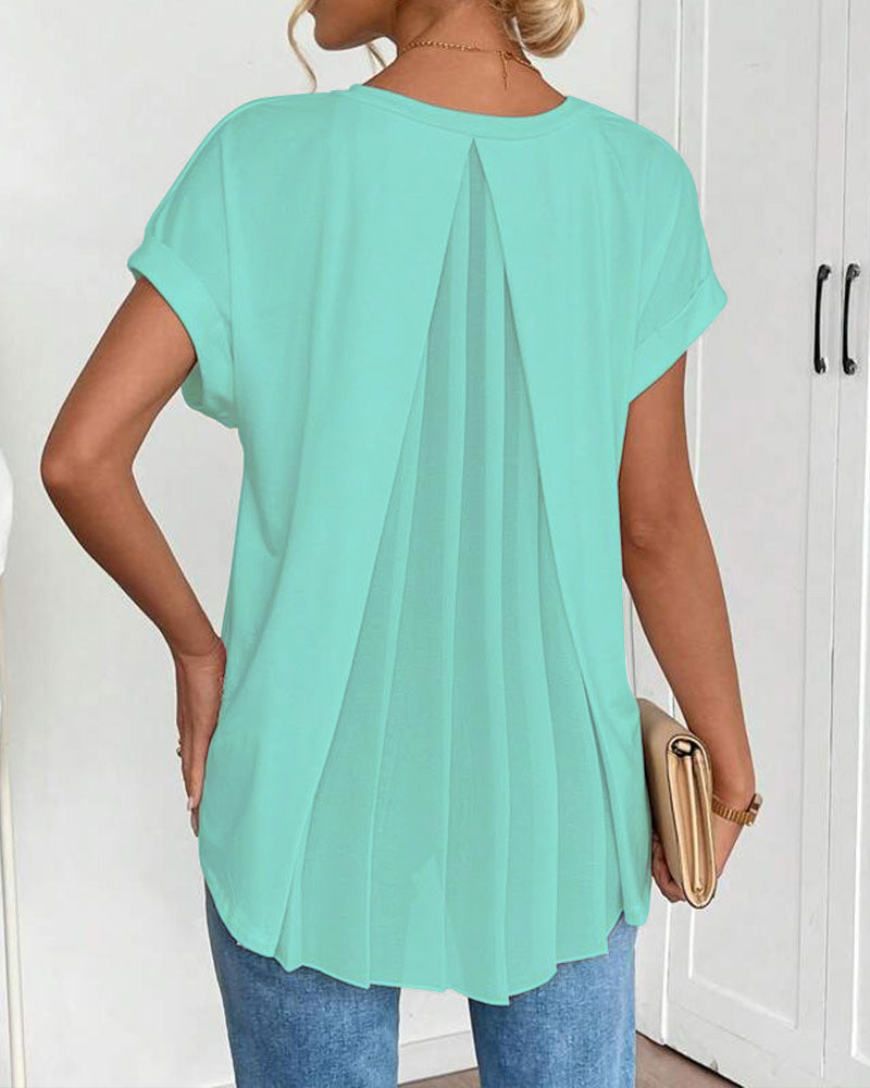 Mujer con Escote en V y Mangas Dobles Estilo Casual
