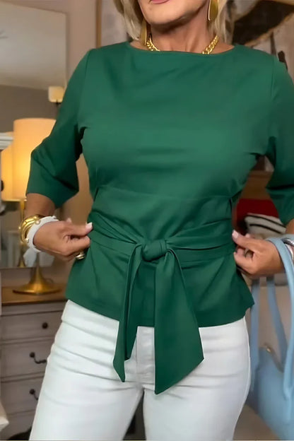 Mujer con Lazo en la Cintura Estilo Elegante