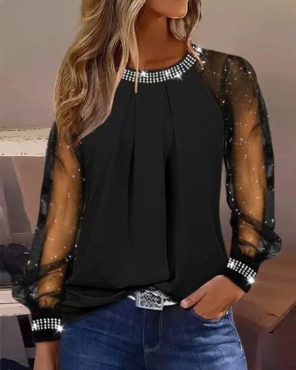 mujer con mangas transparentes y detalles de strass elegante