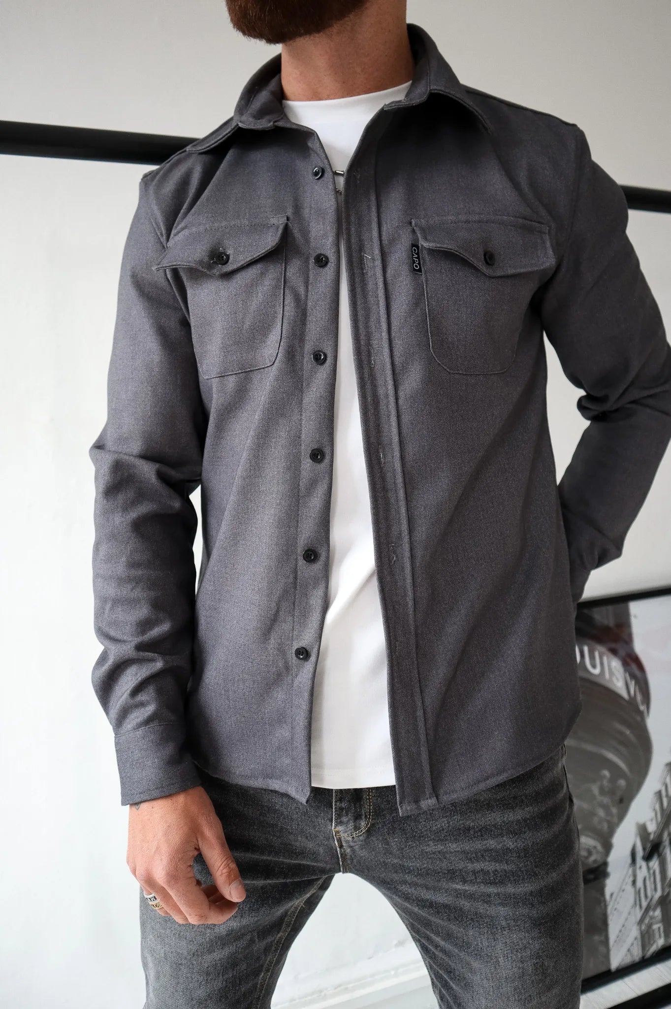 Sobrecamisa hombre con botones y bolsillos ajustada
