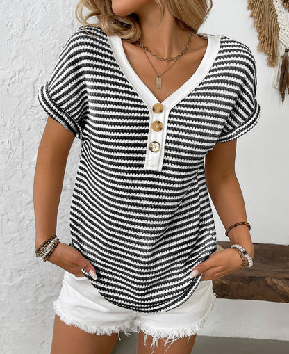 mujer de punto con rayas cuello en V y botones