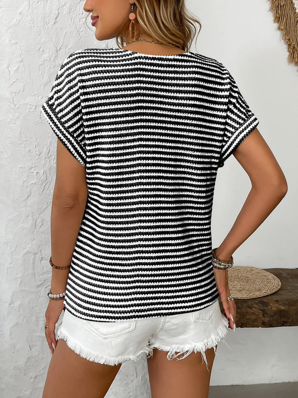 mujer de punto con rayas cuello en V y botones