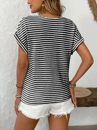 mujer de punto con rayas cuello en V y botones