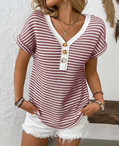 mujer de punto con rayas cuello en V y botones