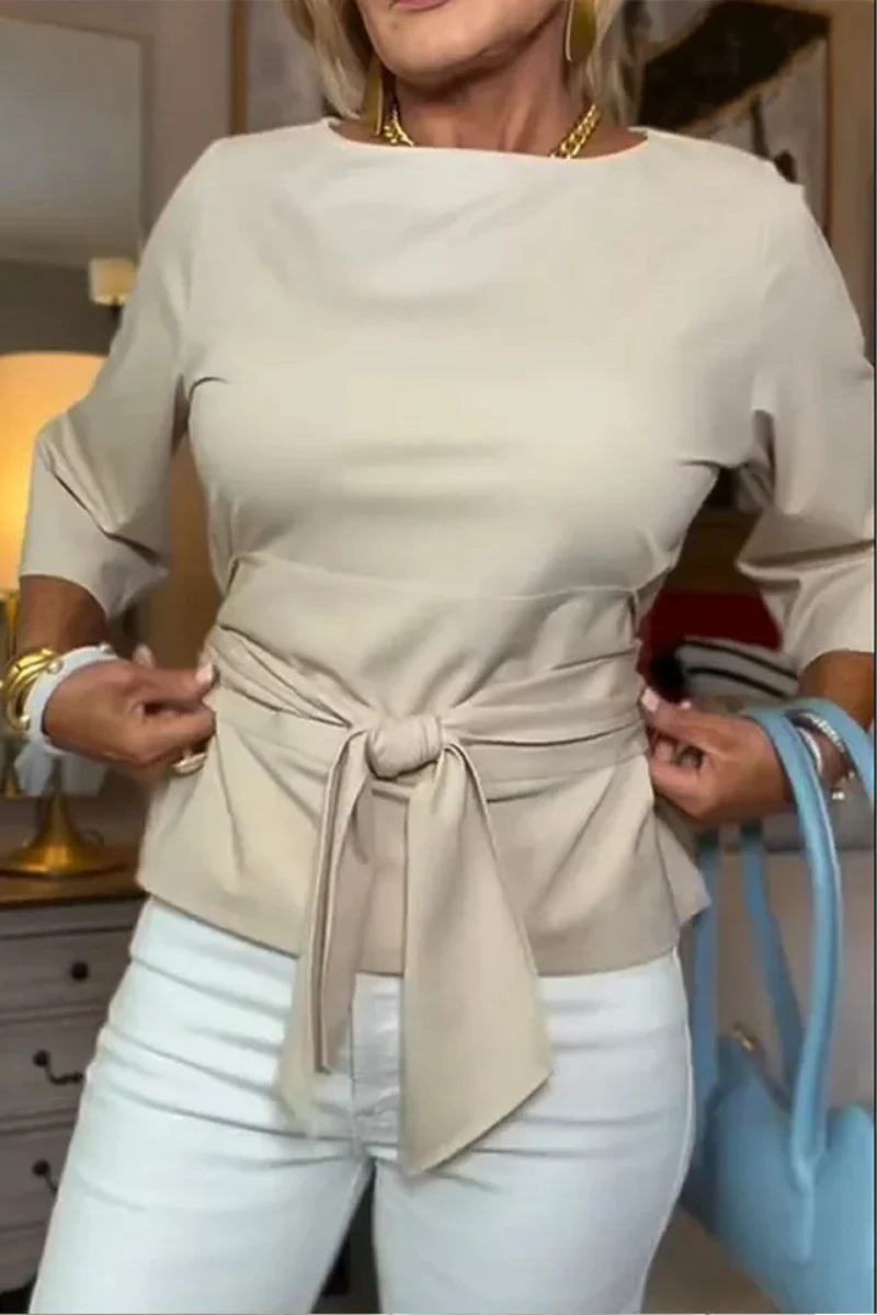Mujer con Lazo en la Cintura Estilo Elegante