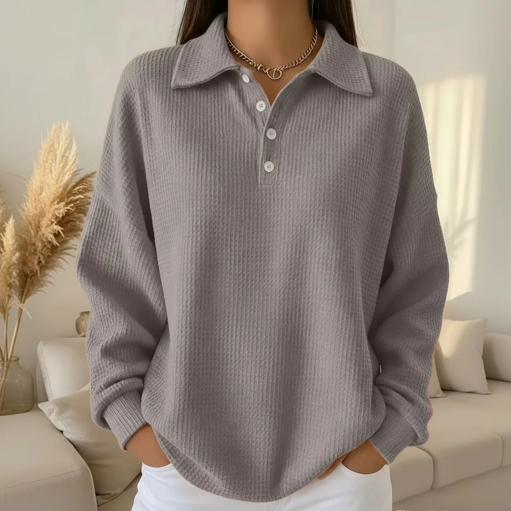 mujer de tejido waffle estilo polo con botones