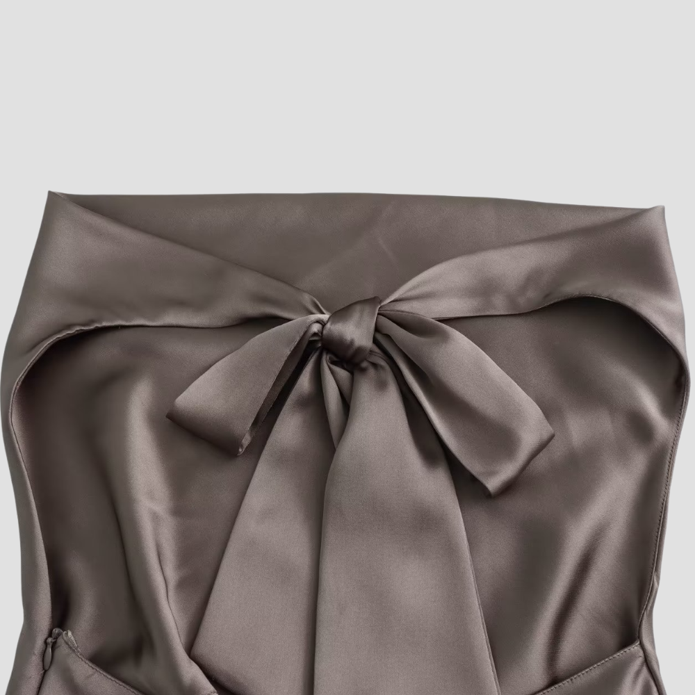 Mujer de Satén Halter con Lazo Elegante