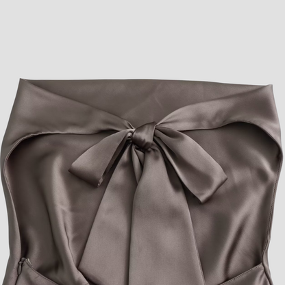 Mujer de Satén Halter con Lazo Elegante