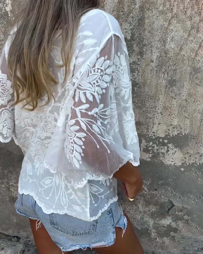mujer de encaje bordado holgado