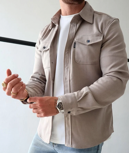 Chaqueta hombre con bolsillos delanteros y diseño versátil