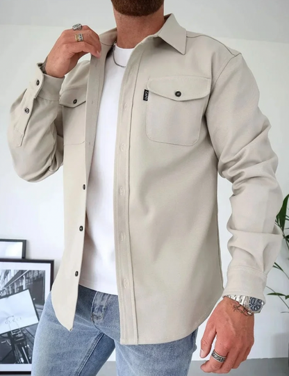 Chaqueta hombre con bolsillos delanteros y diseño versátil