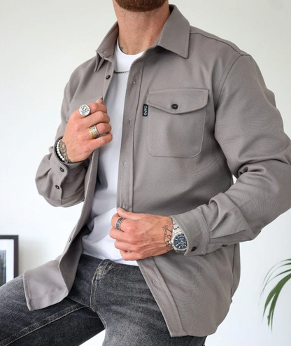 Chaqueta hombre con bolsillos delanteros y diseño versátil