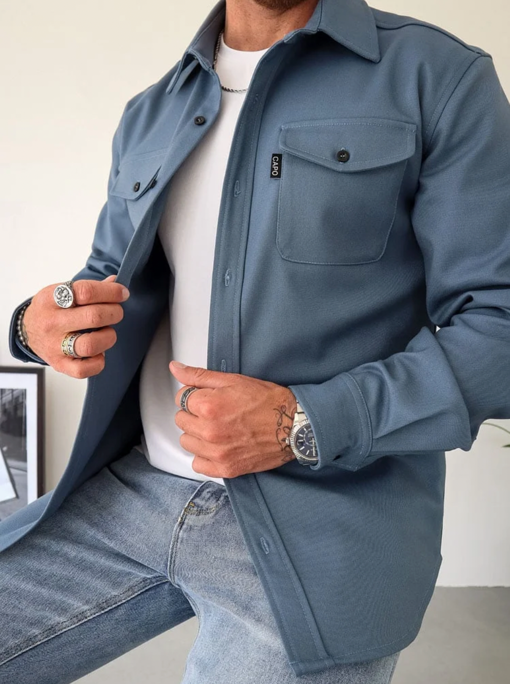 Chaqueta hombre con bolsillos delanteros y diseño versátil