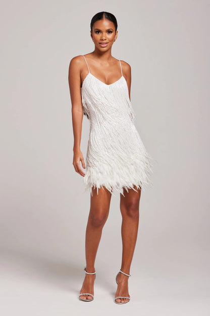 Vestido corto mujer con detalles de plumas estilo sofisticado