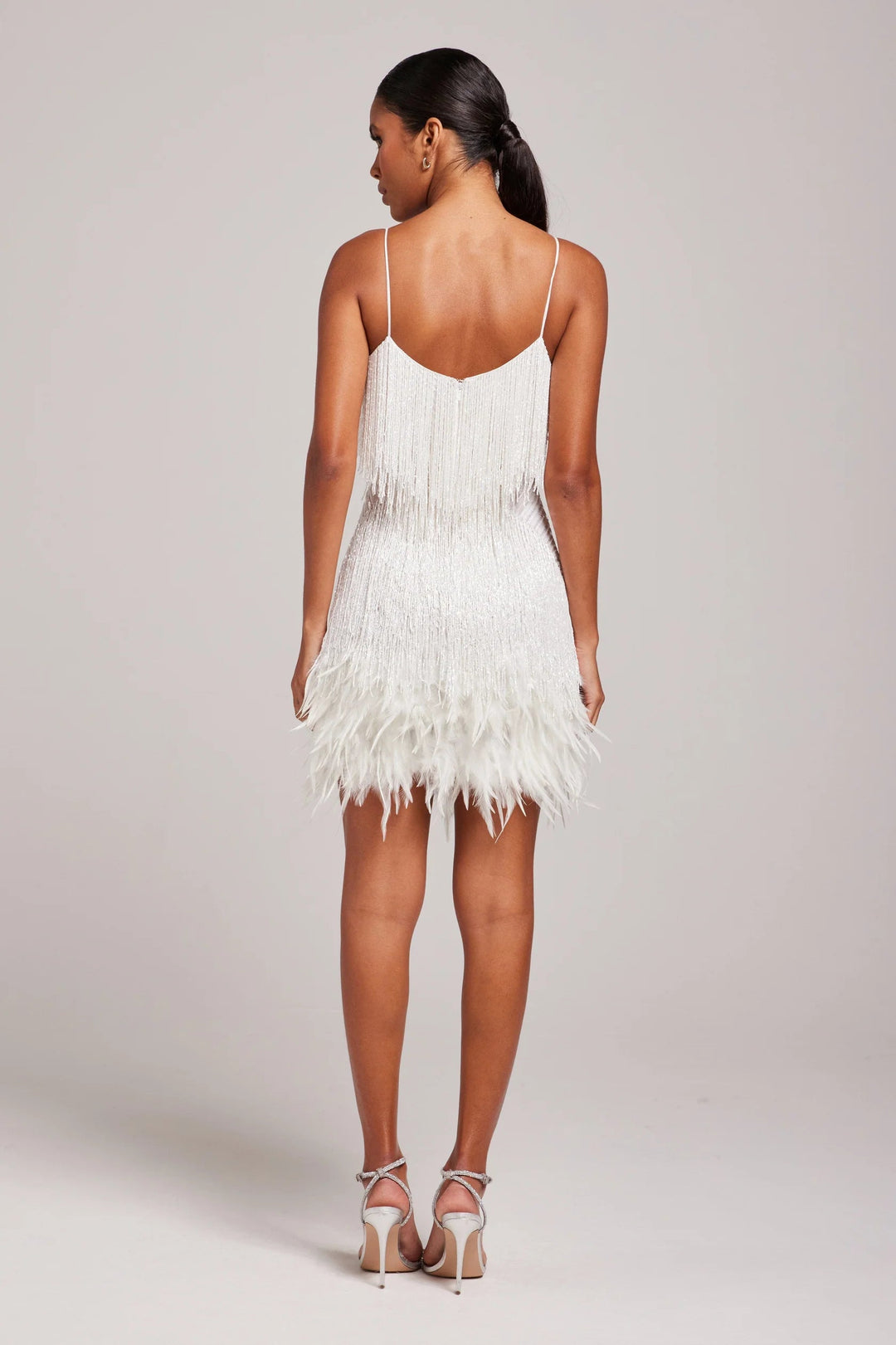 Vestido de cóctel mujer con flecos y plumas elegante