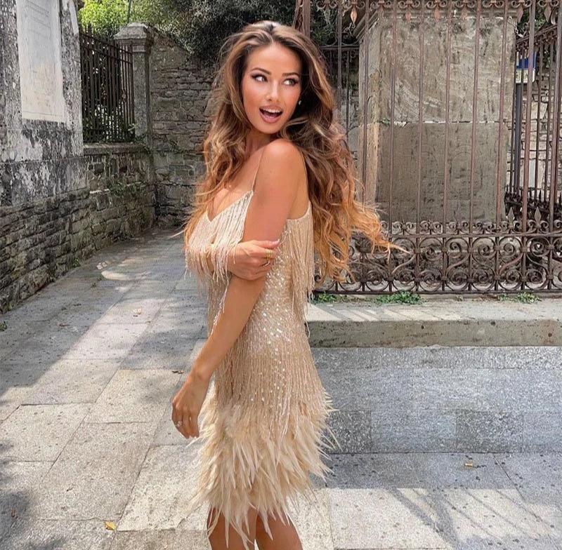 Vestido de cóctel mujer con flecos y plumas elegante
