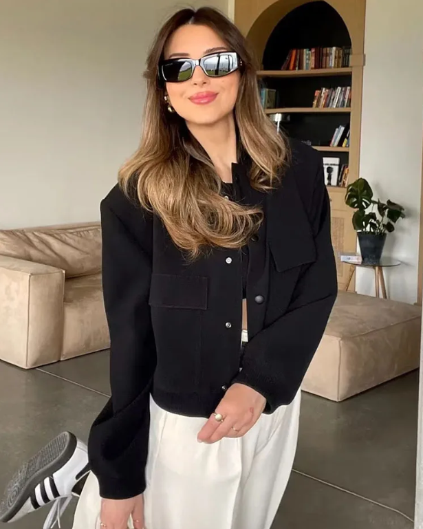 Chaqueta corta mujer con botones hombros acolchados y bolsillo solapa