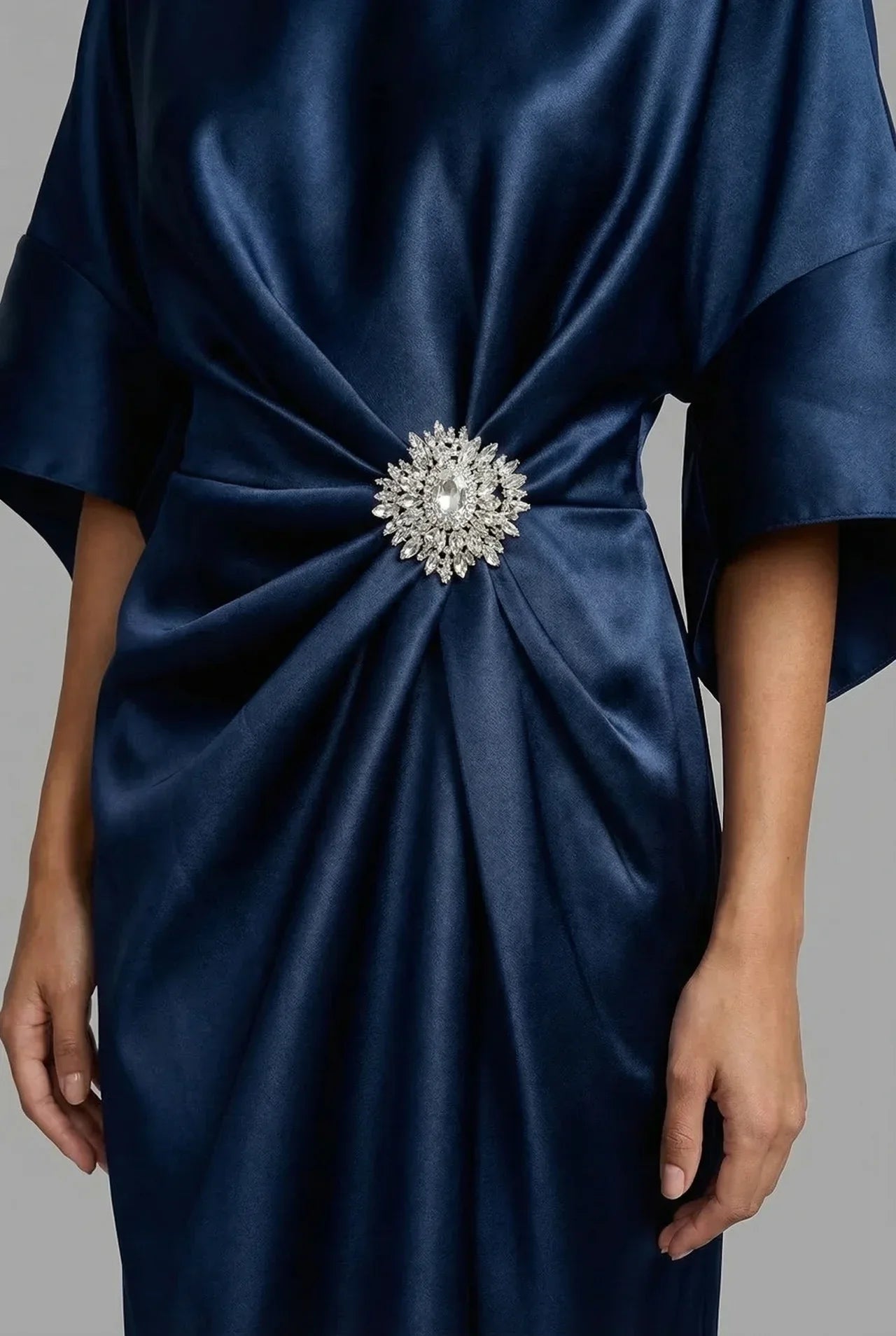 Vestido Midi Mujer de Satén Manga Murciélago Broche Joya