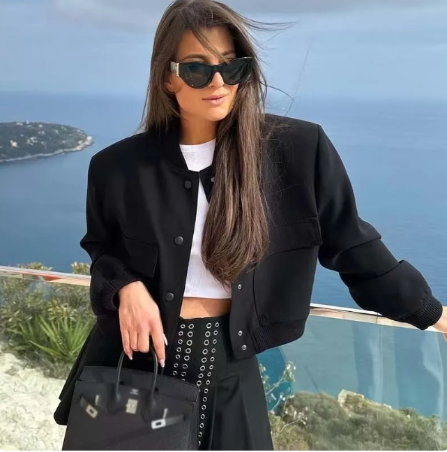 Chaqueta corta mujer con botones hombros acolchados y bolsillo solapa