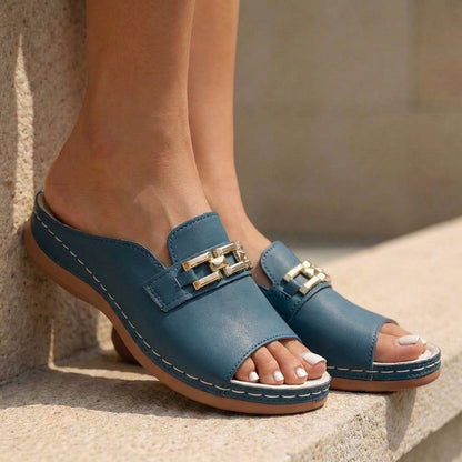 Sandalias ortopédicas mujer detalle hebilla cómodas